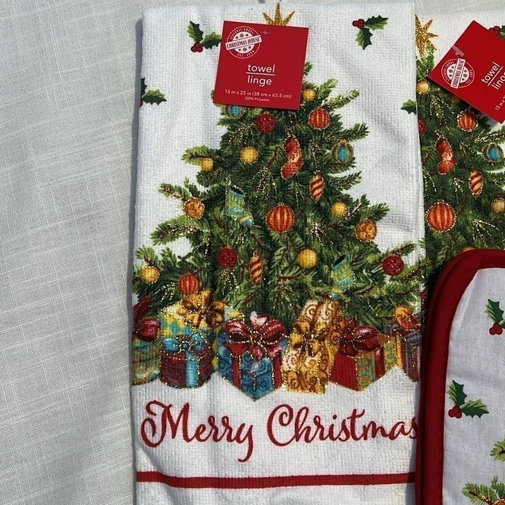 NWT  Set of 2 Merry Christmas Towels and 2 Pot Holders